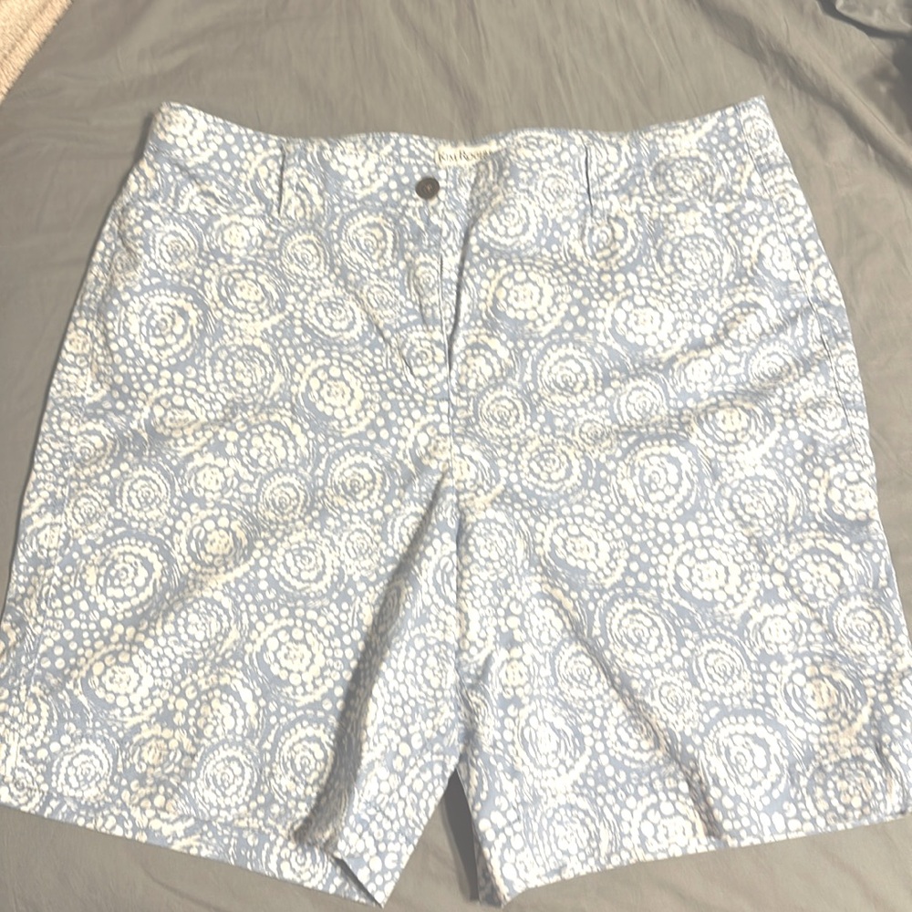 Kim Rogers Ladies Shorts Size 18. Blue and White. Like New. RN#31104.